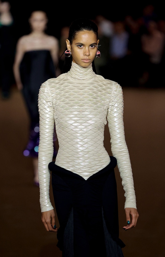 Models zeigen die Entwürfe von Mugler während der Präsentation der Frühjahr/Sommer-Kollektion ...