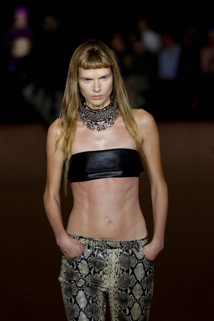 Models zeigen die Entwürfe von Mugler während der Präsentation der Frühjahr/Sommer-Kollektion ...