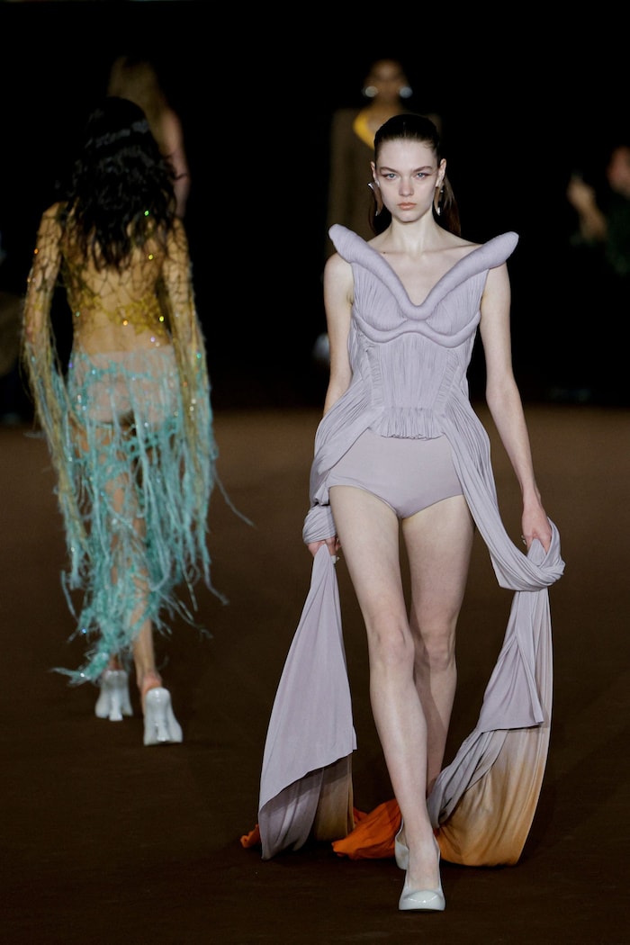 Models zeigen die Entwürfe von Mugler während der Präsentation der Frühjahr/Sommer-Kollektion ...