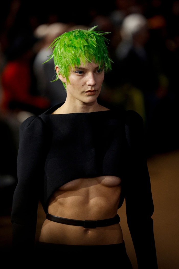 Models zeigen die Entwürfe von Mugler während der Präsentation der Frühjahr/Sommer-Kollektion ...