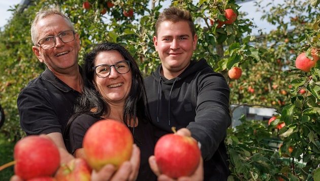 Die Bio-Bauern Josef, Bettina und Daniel Tauß (v. l.) bewirtschaften fünf Hektar Obstbaufläche ...