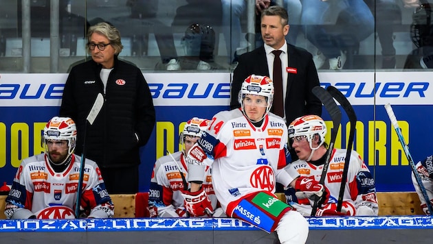KAC-Headcoach Kirk Furey (hi.) muss gegen die Finnen in der CHL wohl auch auf Travis St. Denis ...