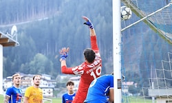 Der Rieder Goalie Gerhard Hainz hatte bei den zwei Traumtoren keine Chance.