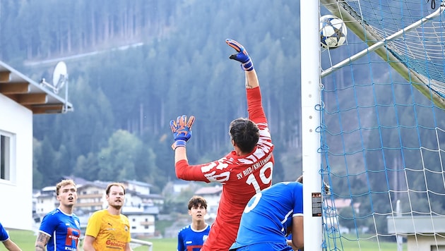Der Rieder Goalie Gerhard Hainz hatte bei den zwei Traumtoren keine Chance.