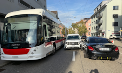 Gleich drei Autos und ein Linienbus waren in den Unfall verwickelt.