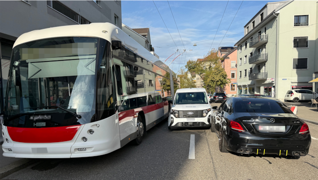 Gleich drei Autos und ein Linienbus waren in den Unfall verwickelt.