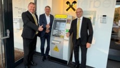 Die Bank-Direktoren Gerhard Gabriel und Manfred Dopler (re.) mit ÖVP-Bürgermeister Franz Woltron ...