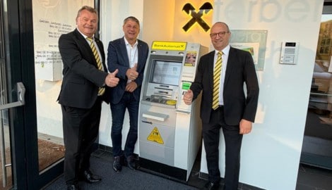 Die Bank-Direktoren Gerhard Gabriel und Manfred Dopler (re.) mit ÖVP-Bürgermeister Franz Woltron ...