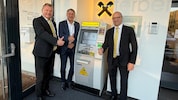 Die Bank-Direktoren Gerhard Gabriel und Manfred Dopler (re.) mit ÖVP-Bürgermeister Franz Woltron ...