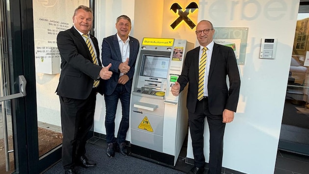 Die Bank-Direktoren Gerhard Gabriel und Manfred Dopler (re.) mit ÖVP-Bürgermeister Franz Woltron ...