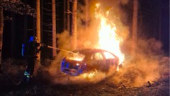 Der Wagen brannte vollständig aus. Die Feuerwehr verhinderte, dass die Flammen auf den Wald ...