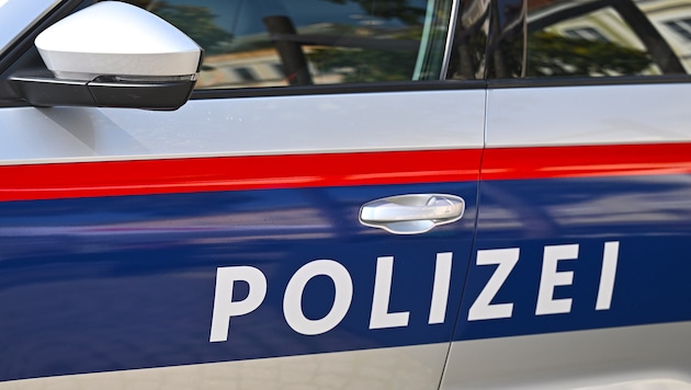 Die Polizei bittet um sachdienliche Hinweise zur Ergreifung des gesuchten Mannes.