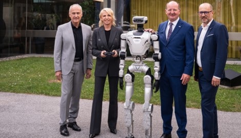 Treiben den Einsatz von humanoiden Robotern voran: Joanneum Research-Chef Heinz Mayer, ...