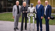 Treiben den Einsatz von humanoiden Robotern voran: Joanneum Research-Chef Heinz Mayer, ...