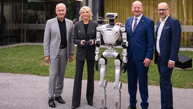 Treiben den Einsatz von humanoiden Robotern voran: Joanneum Research-Chef Heinz Mayer, ...
