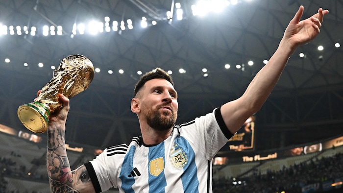 Lionel Messi mit dem WM-Pokal 2022