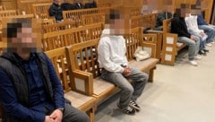 Fünf junge Männer mussten infolge des Unfalls auf der Anklagebank Platz nehmen.