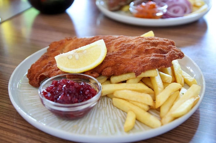 Auch sehr begehrt: das Wiener Schnitzel mit frischen Preiselbeeren