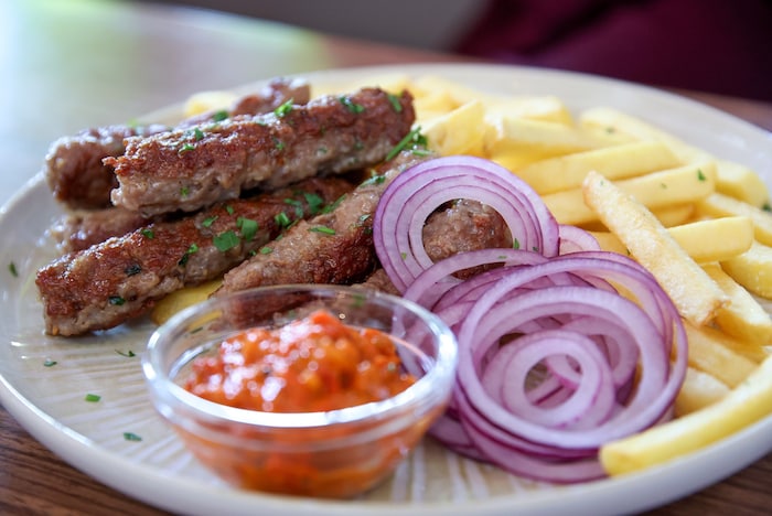 Robert bereitet die Cevapcici nach eigenem Rezept zu. Dazu gibt es Ajvar, Zwiebel und knusprige ...