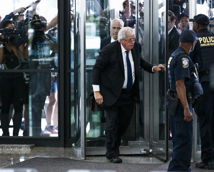 Wegen der Vertuschung der Missbrauchsvorwürfe wurde Dennis Hastert 2016 zu 15 Monaten Haft ...