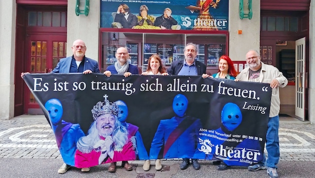 Kultur-Stadtrat Stephan Schimanowa, Vizebürgermeister Rainer Praschak, Bürgermeisterin Silvia ...