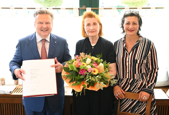 „Unverkennbar Wienerin“: 2023 wurde Jelinek offiziell zur Ehrenbürgerin der Stadt Wien ernannt. ...
