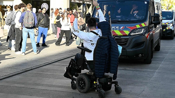 Straßenblockade durch einen Rollstuhlfahrer in Nancy