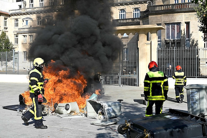 Brennende Mülltonnen vor einer Bildungsanstalg in Nancy