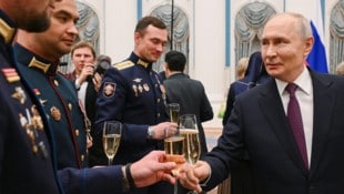 Russlands Machthaber Wladimir Putin (rechts) hat behauptet, dass die russischen Streitkräfte im ...