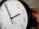 In der Nacht auf Sonntag wird wieder an der Uhr gedreht.