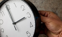 In der Nacht von Samstag, den 24. auf Sonntag, den 25. Oktober 2026 werden die Uhren um eine ...