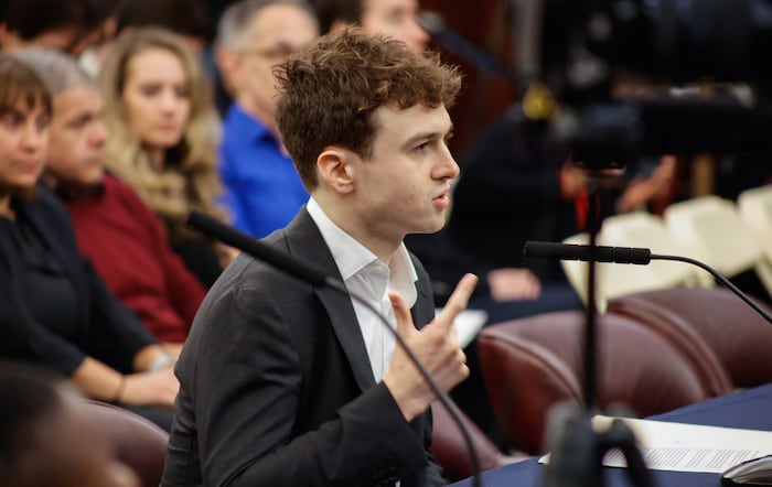 Coxon bei seiner Anhörung im New Yorker Stadtrat