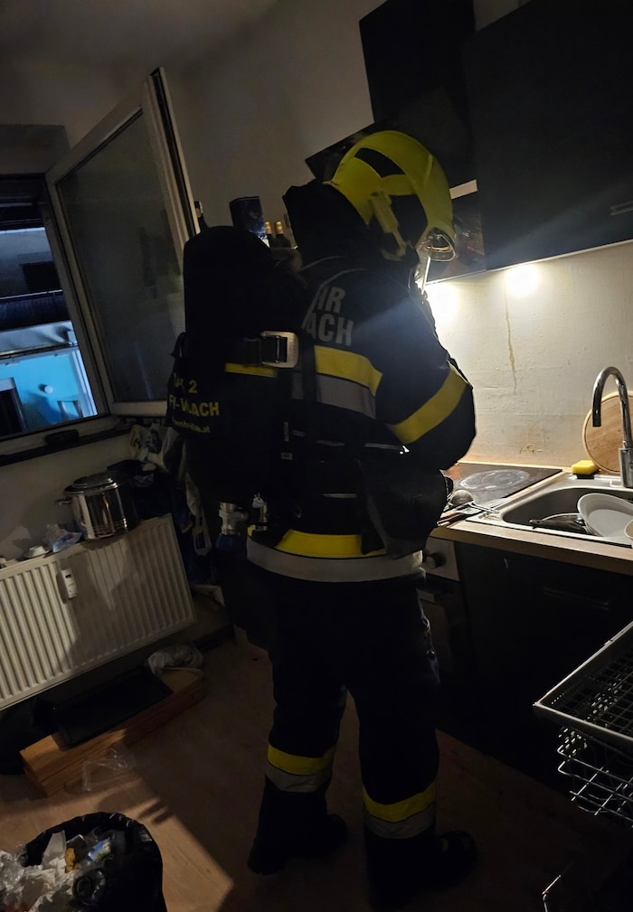 Vergessenes Essen begann am Herd zu schmoren.