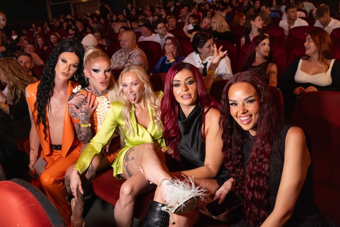 Die Drag-Queens Philisha Conditioner und Shira (Links)