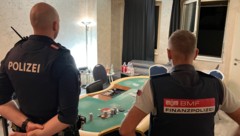 Polizei und Finanzpolizei haben ein illegales Pokerspiel in Wien ausgehoben.