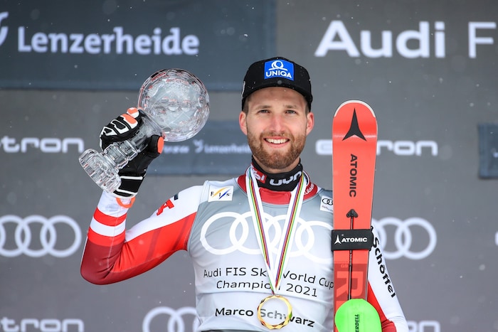 Marco Schwarz mit der Slalom-Kristallkugel