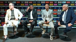 Geschäftsführer Franco Collavino, David Alaba, Sportdirektor Gökhan Inler und Technischer ...