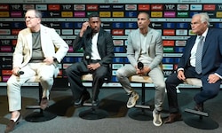 Geschäftsführer Franco Collavino, David Alaba, Sportdirektor Gökhan Inler und Technischer ...
