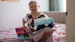 Zittern ab dem Herbst: Maria (74) hat ihre Jacken, Socken, Westen und Pullis schon vorbereitet. ...