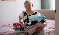 Zittern ab dem Herbst: Maria (74) hat ihre Jacken, Socken, Westen und Pullis schon vorbereitet. ...