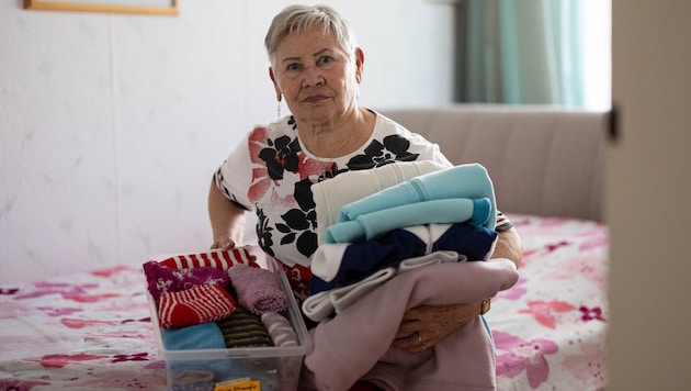 Zittern ab dem Herbst: Maria (74) hat ihre Jacken, Socken, Westen und Pullis schon vorbereitet. ...