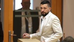 Der AfD-Politiker Rausch bei seiner Stimmabgabe