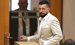 Der AfD-Politiker Rausch bei seiner Stimmabgabe
