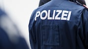 Das mehrmalige Schlagen in die Magengrube ist bei der Polizei eine konforme Einsatzmaßnahme.