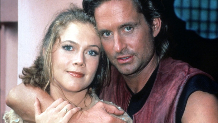 In seinen Memoiren gesteht Douglas, dass mit seiner Ex-Filmpartnerin Kathleen Turner tatsächlich ...