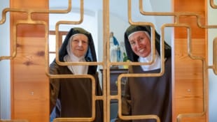 Abgeschieden leben die Schwestern im Schloss Himmelau.