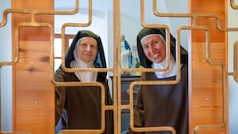 Abgeschieden leben die Schwestern im Schloss Himmelau.
