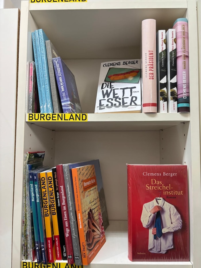 Heimische Literatur liegt Jürgen Pokorny besonders am Herzen. In seinem Burgenland-Regal gibt er ...