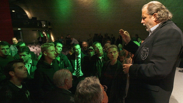 Ex-Sturm-Boss Kartnig, hier im „Austausch“ mit Fans, musste 2006 Konkurs anmelden.