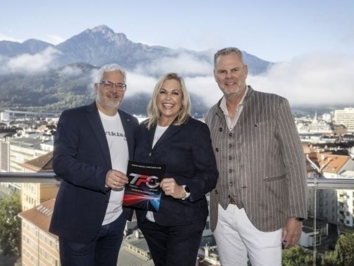 Von rechts beim Pressetermin: Michael Poot (CEO der Travel Partner Group), Tanja Poot ...